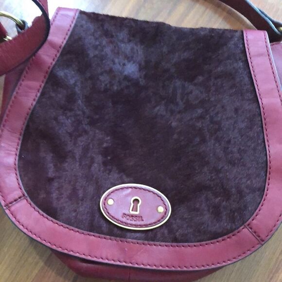 Vintage fossil red burgundy saddle bag with fur. - Picture 11 of 11